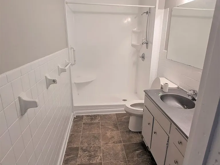 517 E Troy Ave — Photo 9