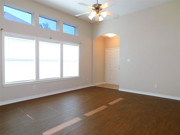 4th image of 5720 Meadowglen Dr