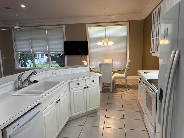 628 NW Venetto Ct — Photo 6
