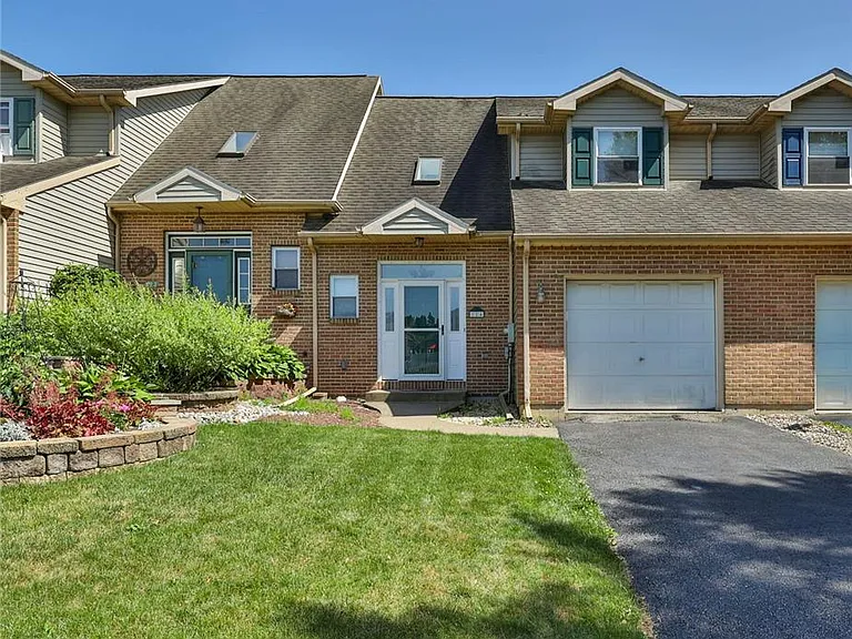 124 Stephanie Dr — Photo 1