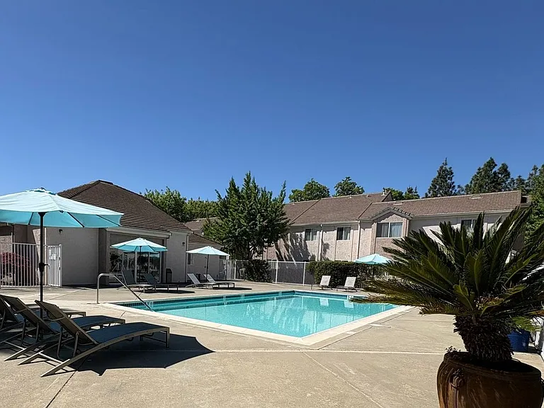 Glacier Point Apartments — Photo 8