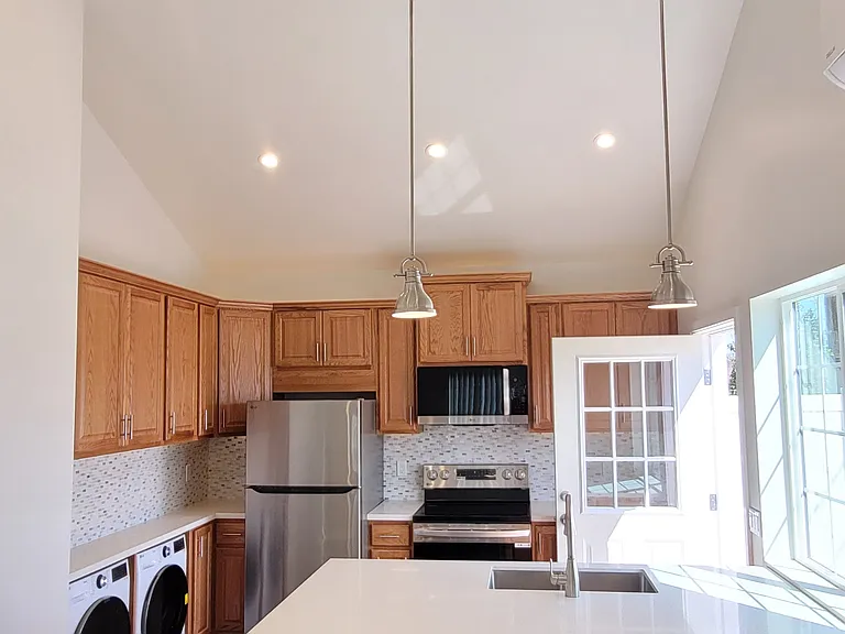 121 W Janss Rd — Photo 2