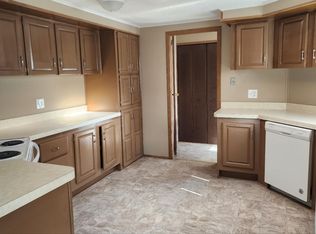 4 Deerfield Pines Dr, North Branch, MI 48461