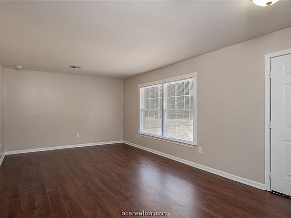5th image of 906 Lazy Ln