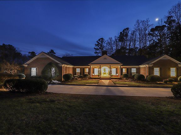 3rd image of 10 Country Club Dr
