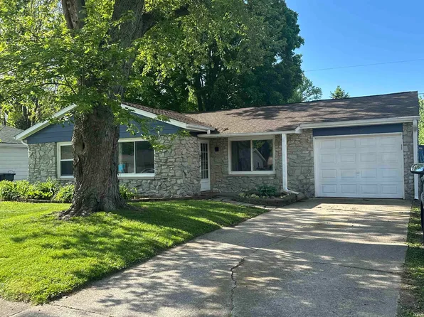8215 W Fairview Dr, Yorktown, IN 47396