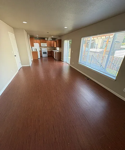 947 Alina Ave SE — Photo 2