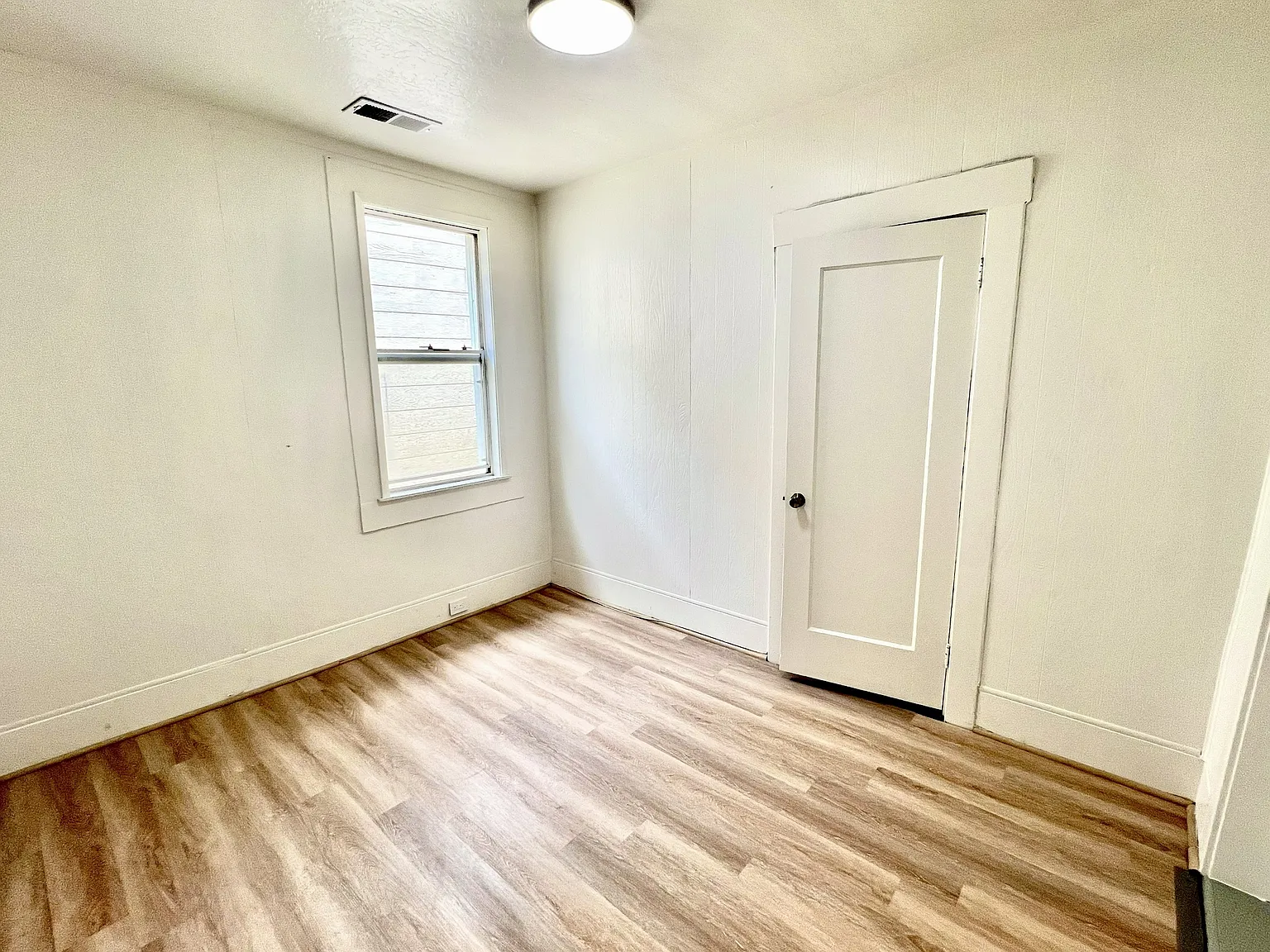 3 bed, 1050 sqft, $5,000 — Photo 4