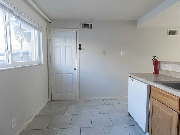 1718 E Broadway — Photo 16