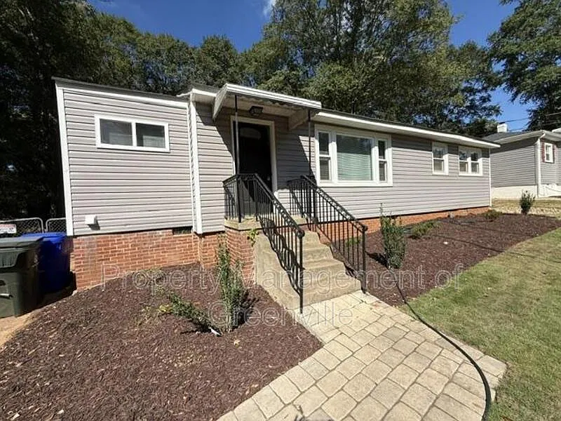 3 bed, 1.0 bath, 1124 sqft, $1,395 — Photo 1