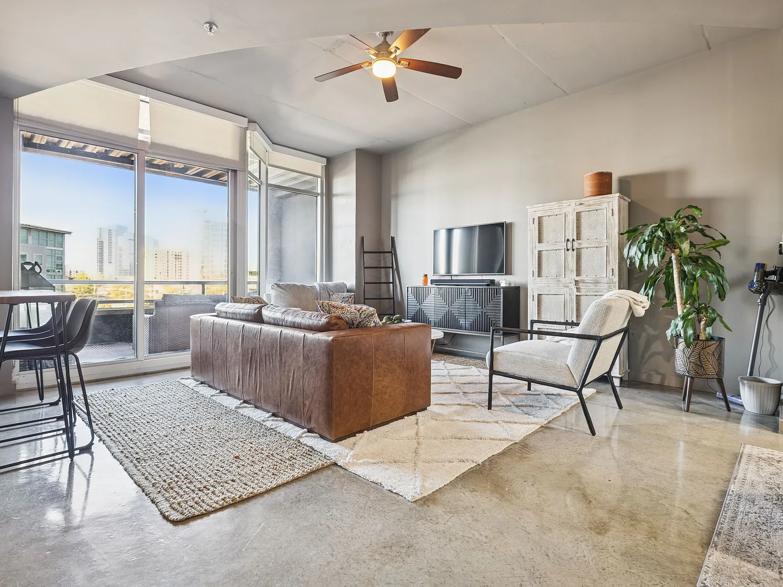 1 bed, 840 sqft, $2,400 — Photo 3