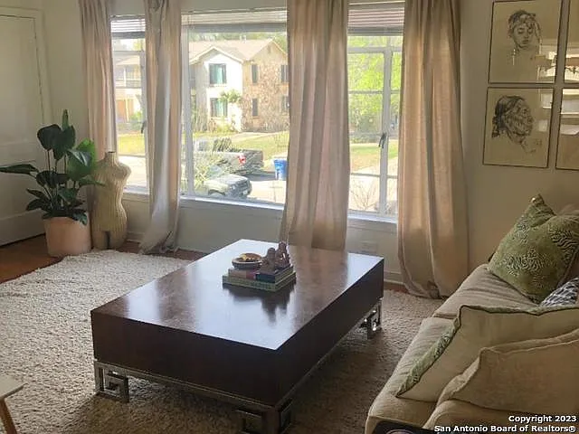 2 bed, 1.0 bath, 1048 sqft, $1,350 — Photo 4