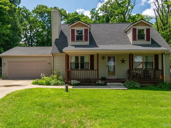 9661 Elizabeth Lake Rd, White Lake, MI 48386