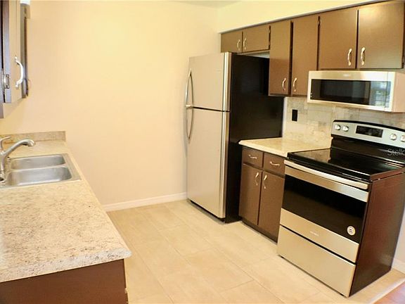 5th image of 171 Martha Dr