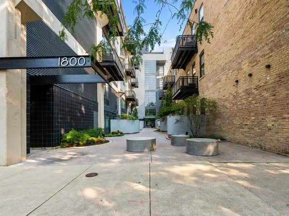 1800 W Grace St #103, Chicago, IL 60613