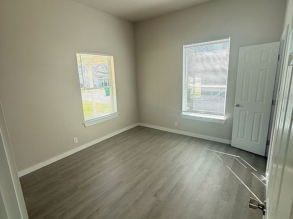 4th image of 1131 E Moman Ave