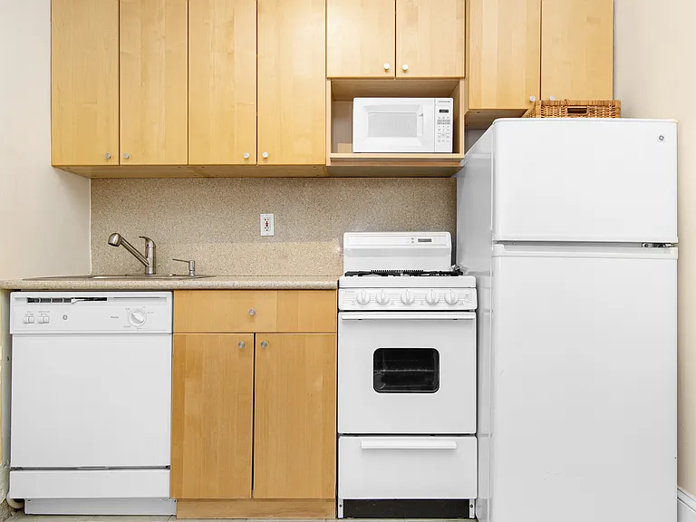140 W 71st St #F8 — Photo 5