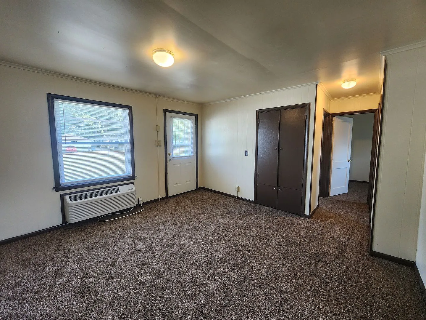 2 Bedroom 1 Bath Apartment — Photo 3