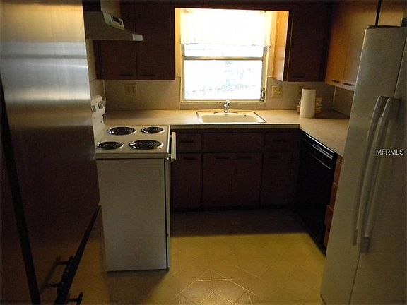 3rd image of 923 Brookwood Ct S