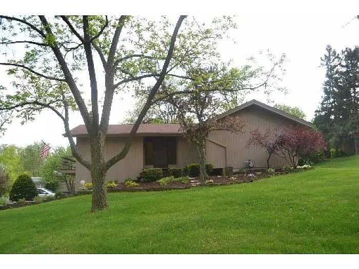 8402 Crescent Ct photo 1