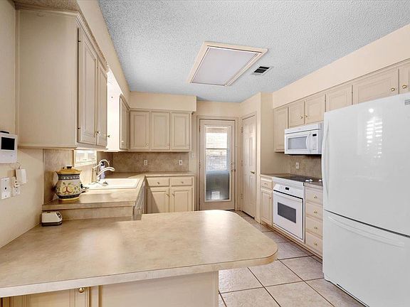 5th image of 612 Poplar St