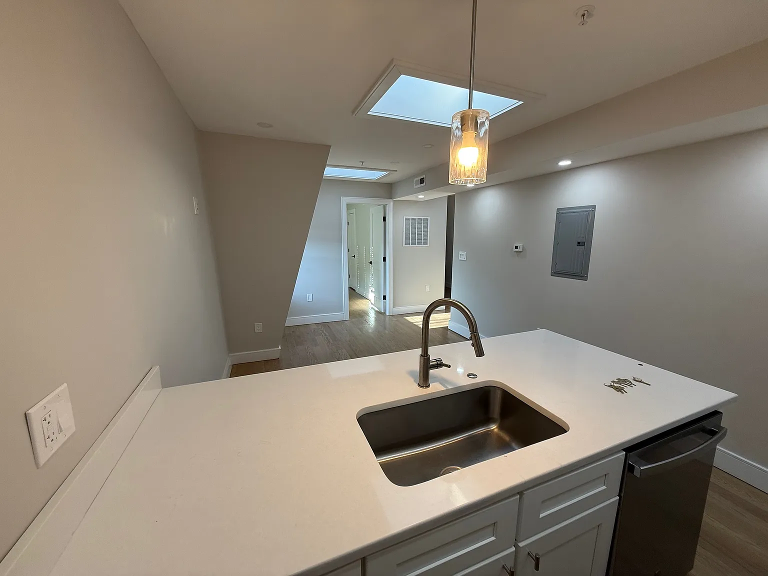 3 bed, 1075 sqft, $3,300 — Photo 2