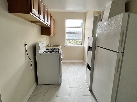 5th image of 811 Barnaby St SE #203
