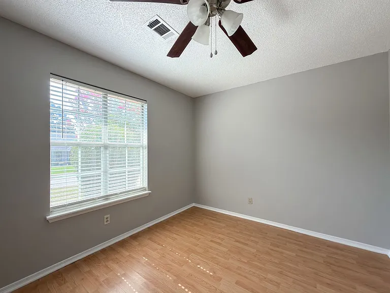 9704 Croxted Rd — Photo 13