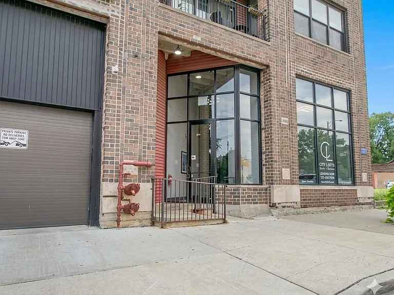 809 E 40th St #4 — Photo 2
