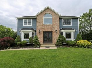 2 Sunnyridge Ct, Chestnut Ridge, NY 10977