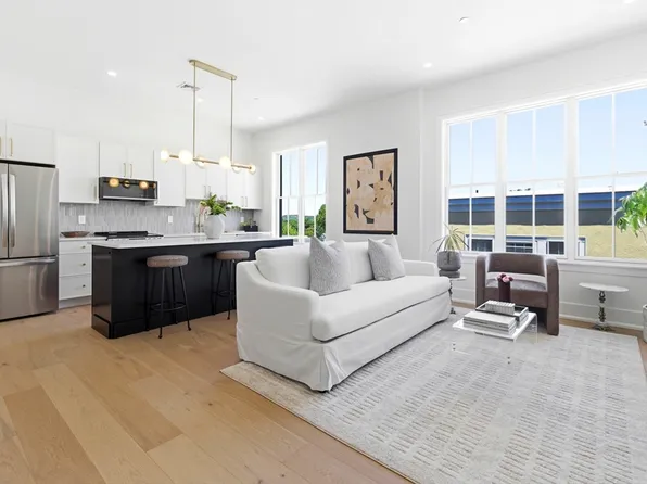 4471 Washington St #1, Boston, MA 02108
