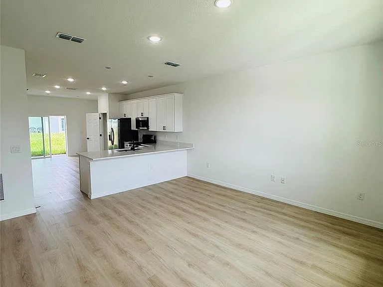 602 Desmoines Ct — Photo 5