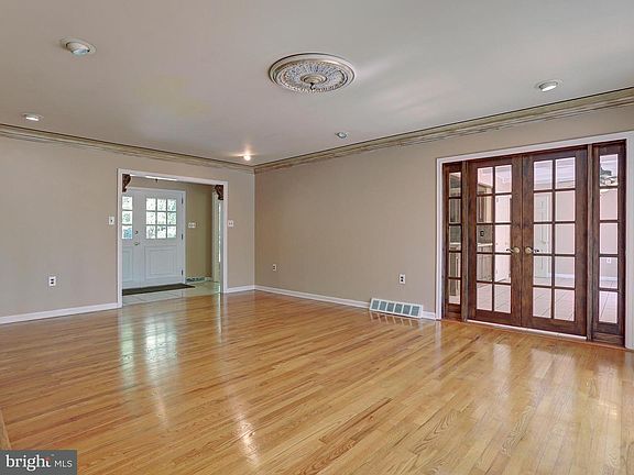 5th image of 5 W Lawn Cir