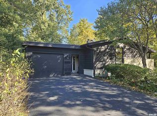 46 Hillcrest Dr, Carbondale, IL 62901