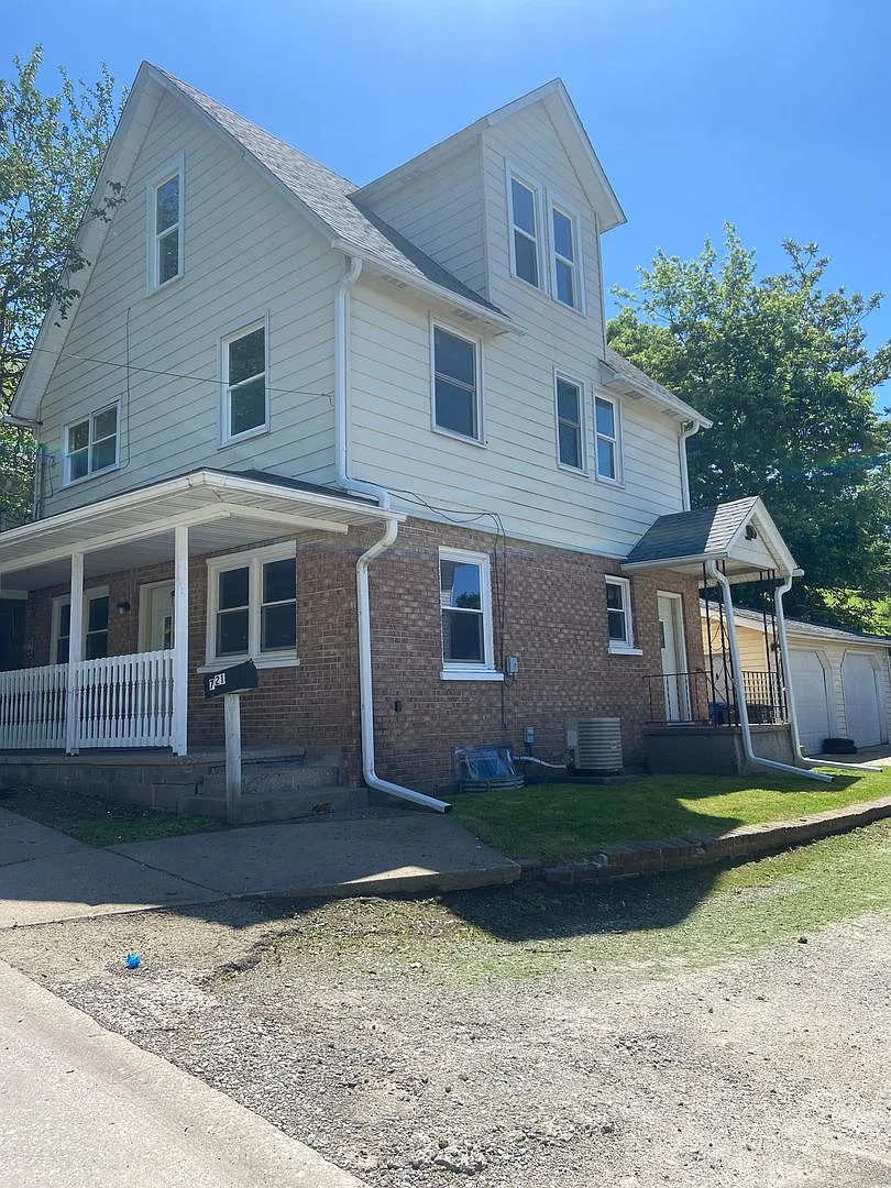 3 bedroom Moline house with 2 car garage! — Photo 2
