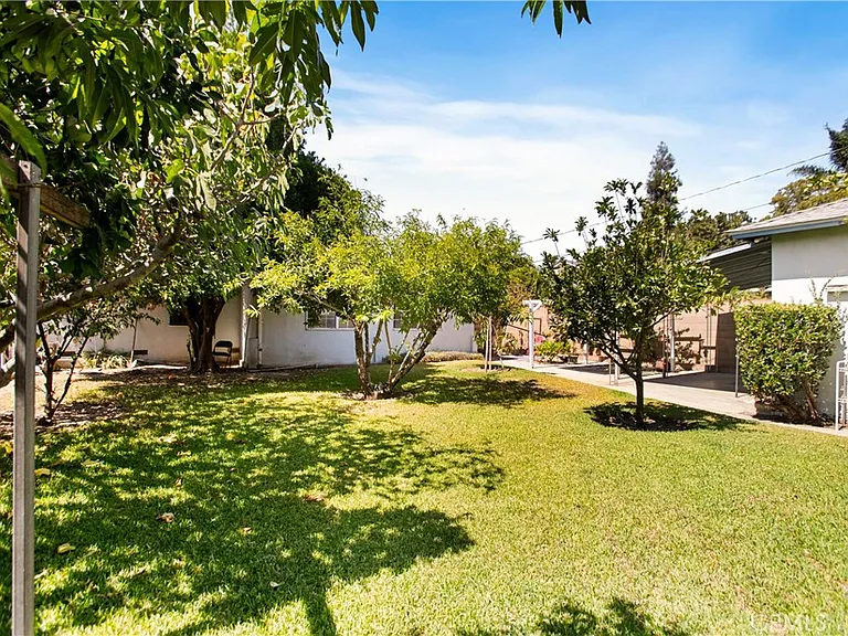 556 N Sunset Ave — Photo 25
