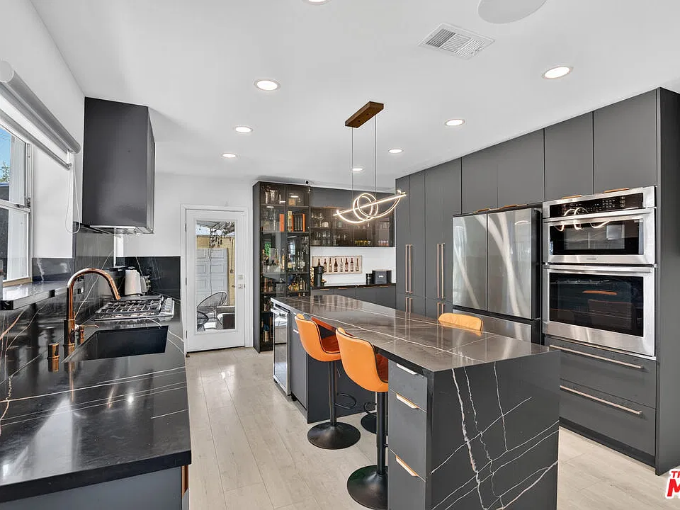 8810 Cadillac Ave