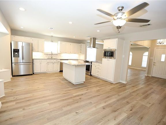 4th image of 328 College St