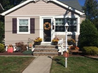 162 Freeman St, Woodbridge, NJ 07095