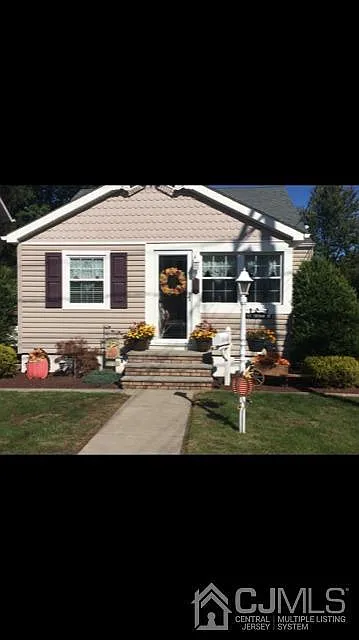 162 Freeman St photo 1