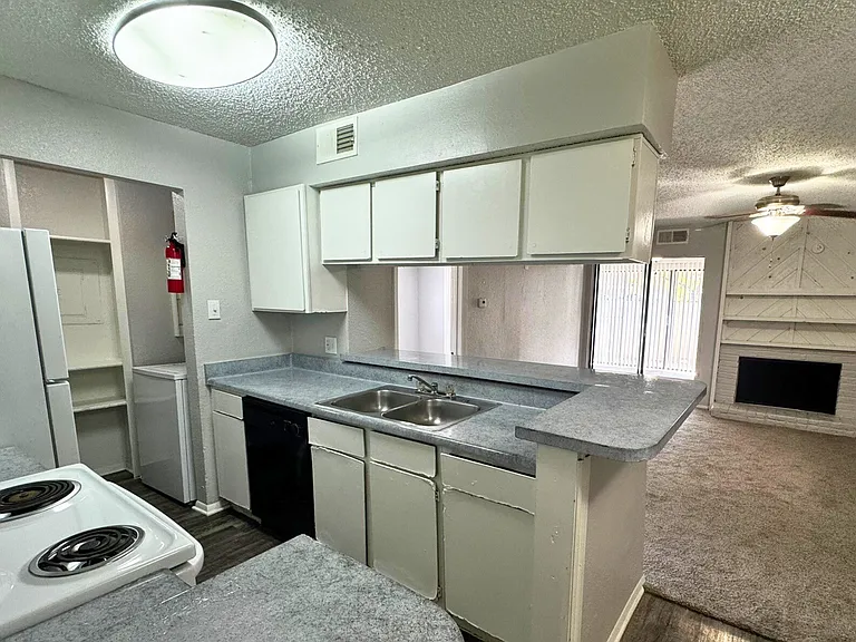 Santa Fe Apartments — Photo 4