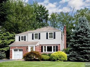402 Oak Ave, River Edge, NJ 07661