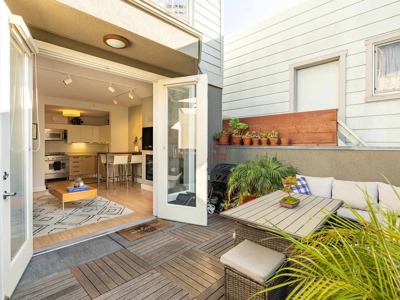566 S Van Ness Ave — Photo 4