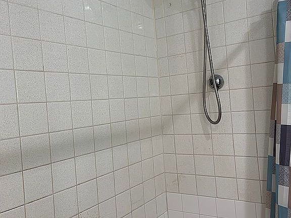 4th image of 17 E Powell St
