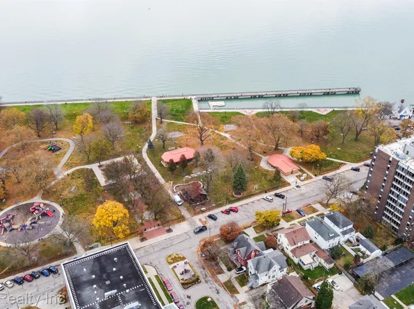 20 Chestnut St APT 902, Wyandotte, MI 48192