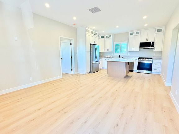 2nd image of 5602-5604 Verdura Ave #5604-1