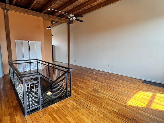 5th image of 1920 Wyandotte St APT 3