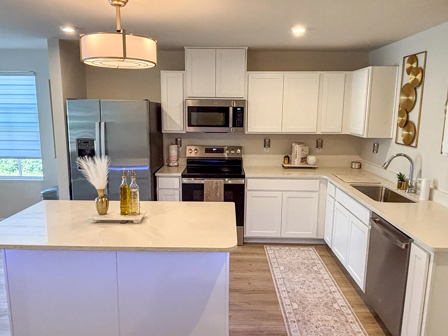 2 bed, 1111 sqft, $1,950 — Photo 2