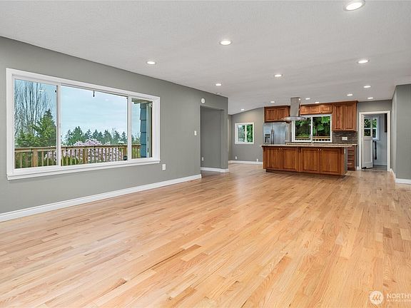 3rd image of 2214 Dogwood Street NE