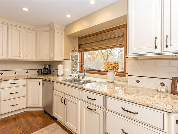 3rd image of 815 SW Cohasset Dr